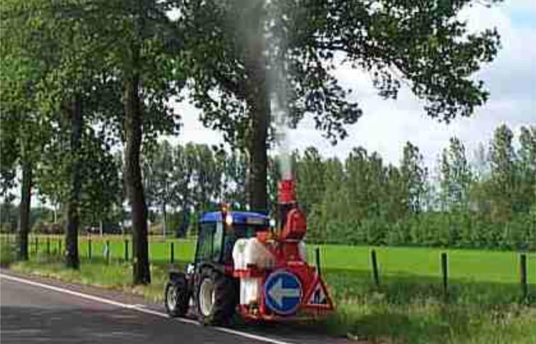 Monitoring eikenprocessierups bestrijding tractor